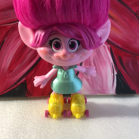 Rainbow hair troll doll @ 2017 Hasbro - Picture 2 of 9